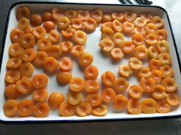 Großhandel eingemachte frische Frucht-Aprikosen-Hälften im hellen Sirup